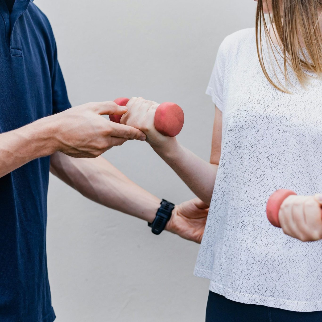 Physiotherapie Termin Wittenberg Massage Ein Physiotherapeut führt Übungen mit der Patientin durch.