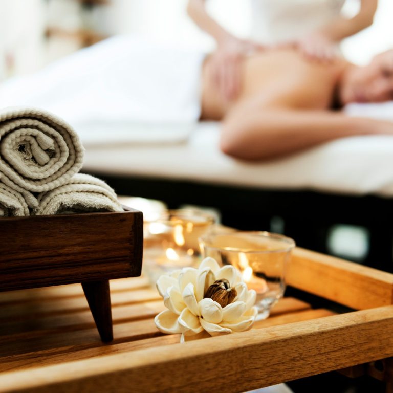 Rückenmassage Eine Person erhält eine Rückenmassage in einem spa-ähnlichen Ambiente.