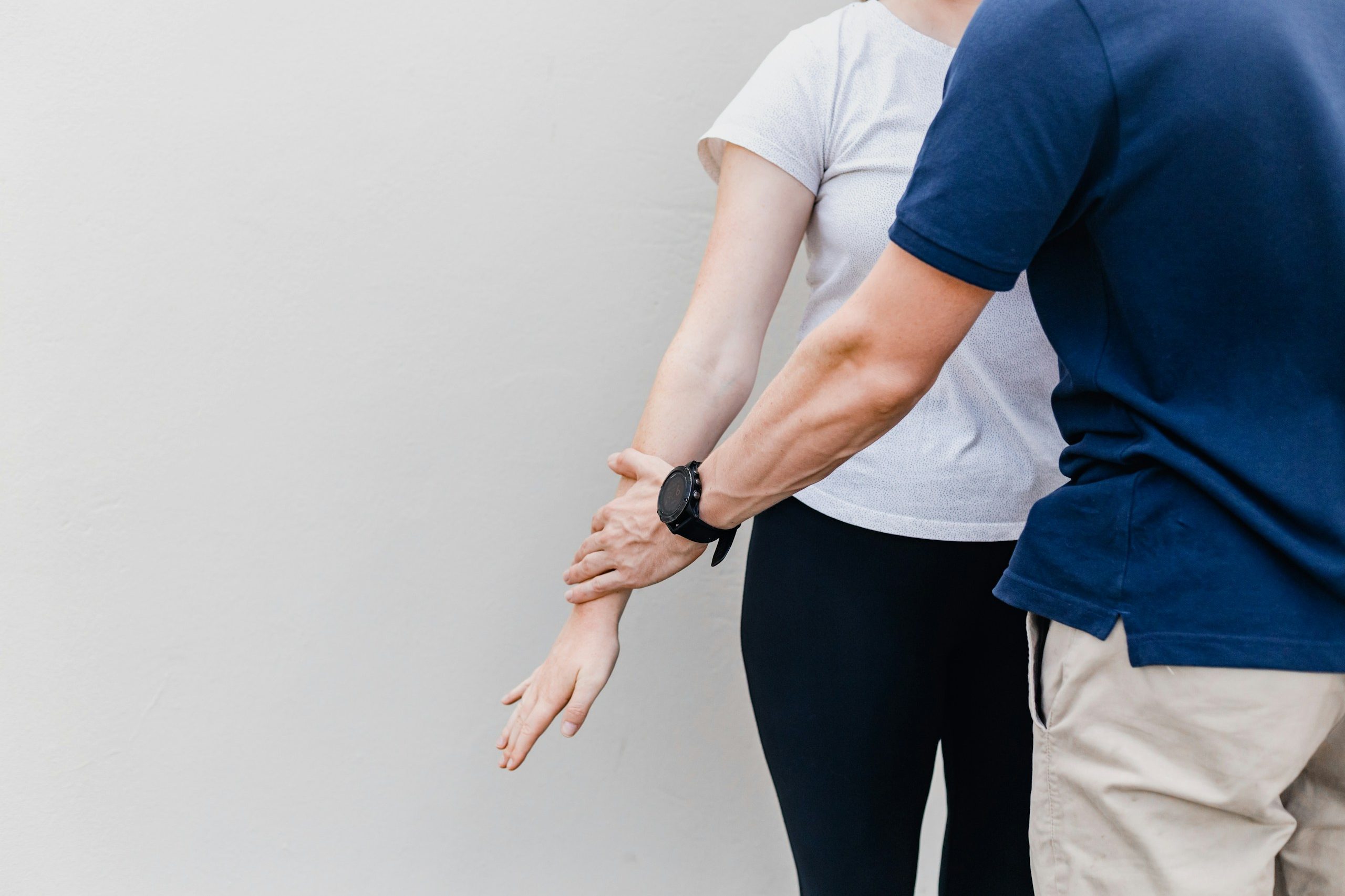 Physiotherapeut-Wittenberg-Rückenbehandlung Frau trainiert, während ein Physiotherapeut in Wittenberg assistiert.