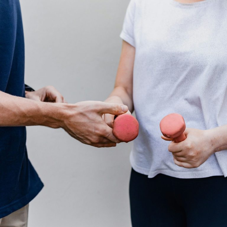 Eine Person erhält eine Übung in therapeutischer  Umgebung.